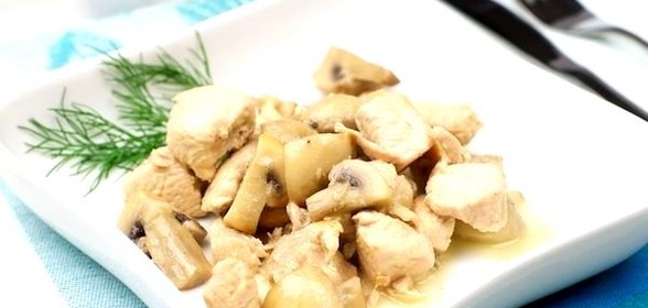 Гуляш из индейки с грибами