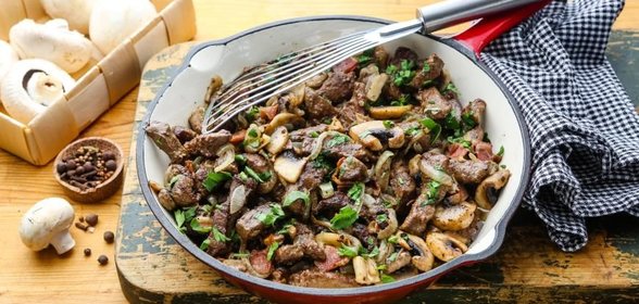 Печенка с грибами и беконом