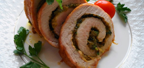 Рулет из свинины с сыром и фисташками
