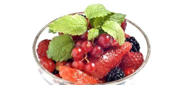 Свежие ягоды с Лимончелло и мятой