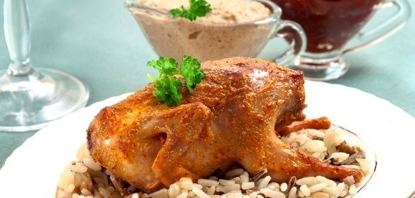 Перепела с рисом, белыми грибами и грибным соусом