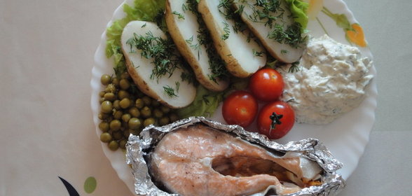 Деревенский картофель и ладожская форель с белым соусом