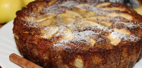 Овсяный пирог с яблоками и изюмом