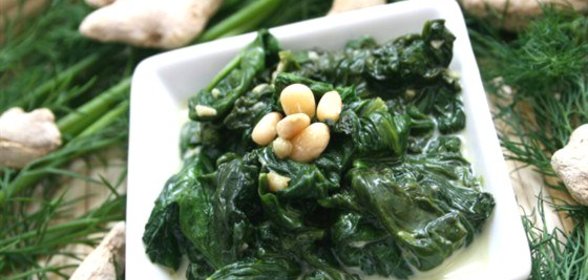 Шпинат с заправкой из феты и лимона