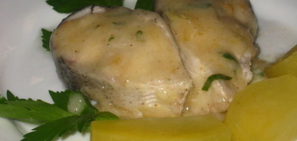 Рыба отварная с лимонным соусом и картофелем на гарнир