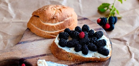 Бутерброды с ежевикой