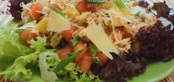 Картофельный салат с помидорами и сыром