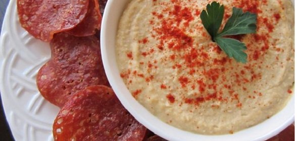 Чипсы из салями с горчичным соусом