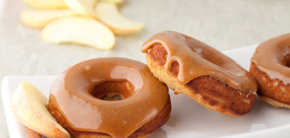 Яблочные пончики с карамелью
