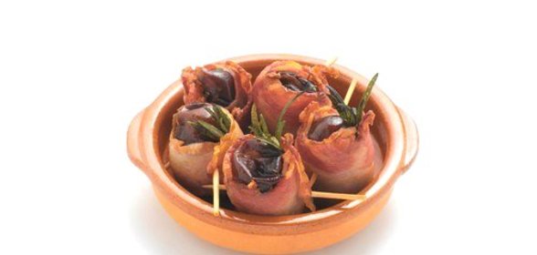 Финики в прошутто с черным перцем