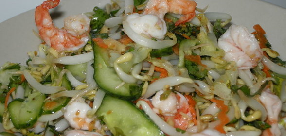 Салат по-вьетнамски с кисло-сладкими огурчиками