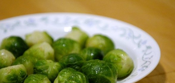 Тушеная брюссельская капуста