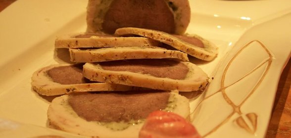 Рулет с языком и сыром