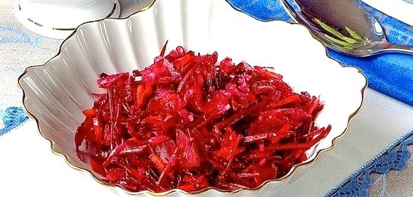 Салат из свежей свёклы и квашеной капусты