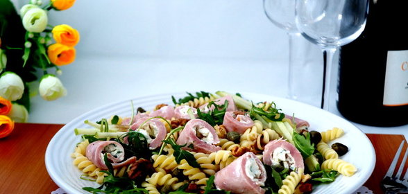 Салат с пастой и рулетиками из ветчины