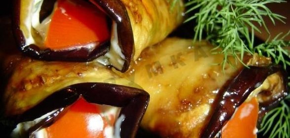 Рулетики из баклажанов с помидорами и чесноком