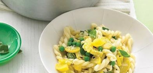 Паста со сквошем, горохом и базиликом