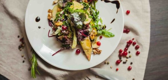 Яблочно-клюквенный салат с грецкими орехами, твердой фетой и яблочно-медовой заправкой