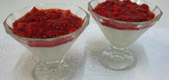 Ванильный пудинг с джемом из клубники