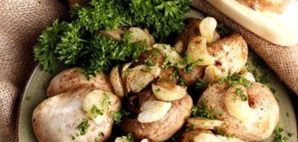 Шляпки грибов на гриле с чесноком и зеленью