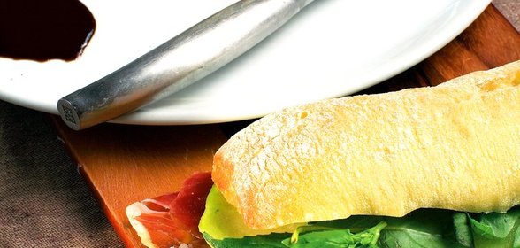 Моцарелла с моденским бальзамическим уксусом