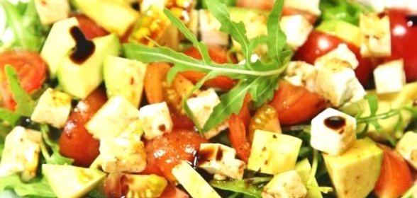 Салат из авокадо с помидорами и сыром