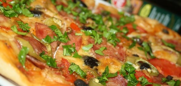 Пицца Сальчичон с каперсами, маслинами и болгарским перцем
