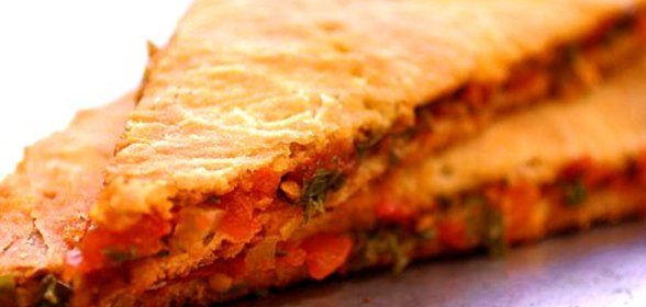 Пирог с томатами, луком и кинзой