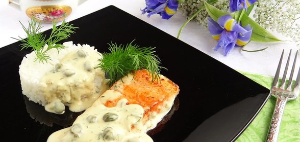 Филе лосося в сливочном соусе с каперсами