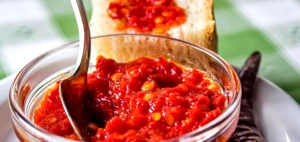 Аджика из помидоров и чеснока, без перца