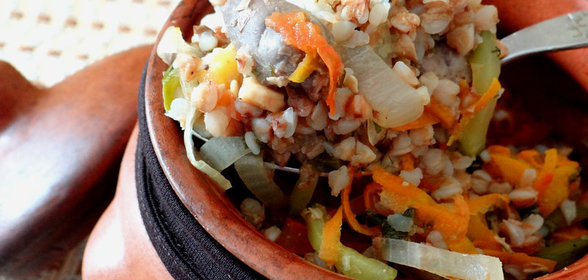 Жаркое из куриных сердец с гречкой и овощами под пикантной заливкой