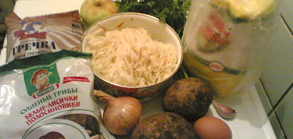 щи из квашеной капусты с сушоными грибами и с гречневыми оладьями
