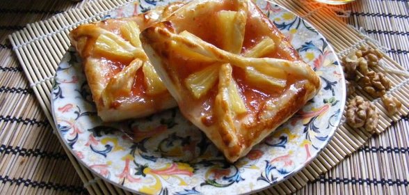 Пирожное с ананасом и клубничным джемом