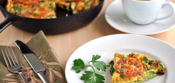 Омлет с брокколи и помидорами