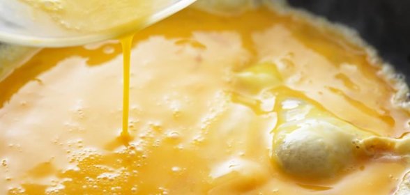 Омлеты-рулетики с песто и сыром