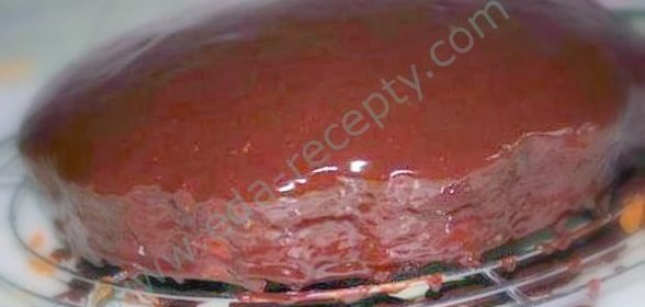 Шоколадный торт Захер с абрикосовым джемом