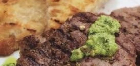 Телятина с перцем под соусом песто с петрушкой и миндалем