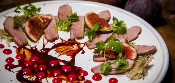 Утиная грудка с хурмой и соусом из малины