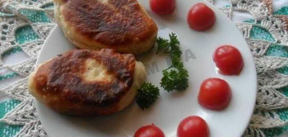 Жареные дрожжевые пирожки с рисом яйцом и луком