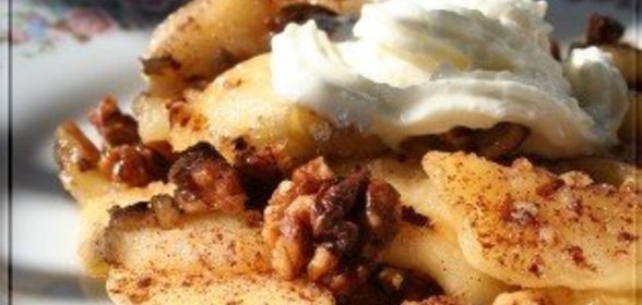 Яблоки и орехи с карамелью