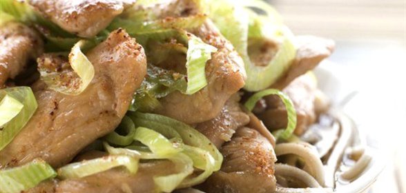 Золотистая курица терияки с жареным луком-пореем