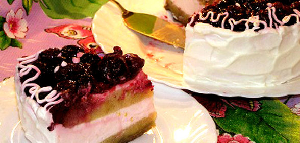 Бисквитный торт с вишней и клубничным суфле