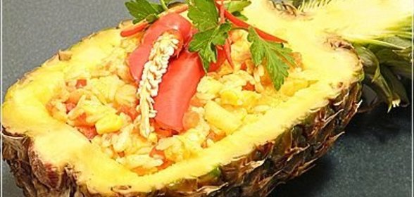 Острый рис с креветками в ананасе по-тайски