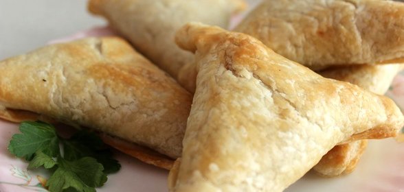 Самса из слоеного теста