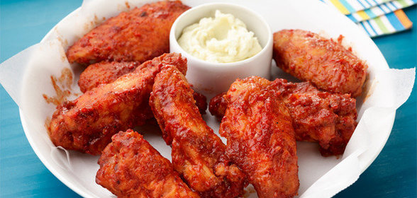 Куриные крылышки барбекю с маслом из голубого сыра