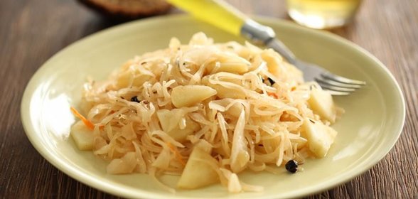 Квашеная капуста, тушенная с яблоками