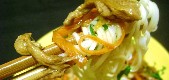 Лапша по-китайски с грибами , морковью и свининой