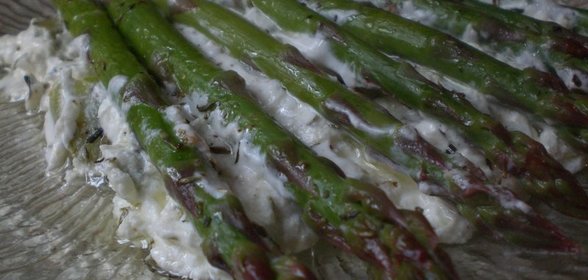 Спаржа с козьим сыром