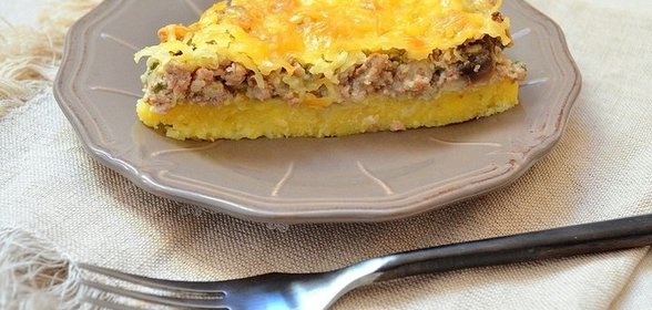 Пирог с полентой и мясом