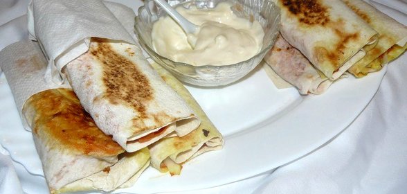 Мини шаурма с курицей овощами и сыром